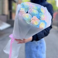 Букет из нежных радужных роз